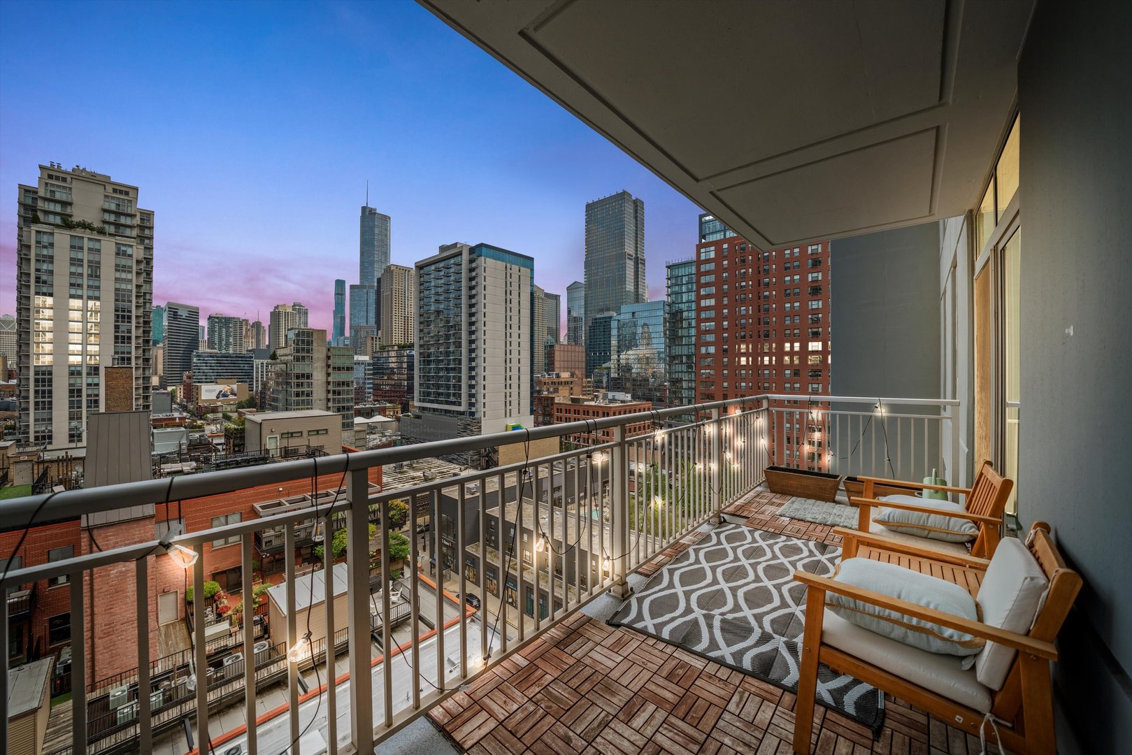 330 W GRAND Avenue Unit: 1207