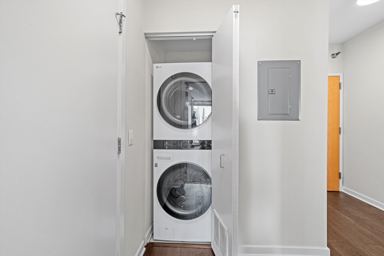 330 W GRAND Avenue Unit: 1207
