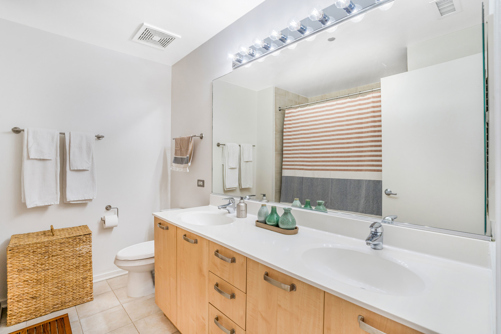 212 E Cullerton Street Unit: 606