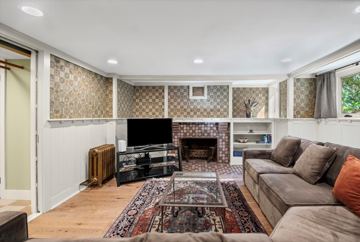 2111 W Greenleaf Avenue