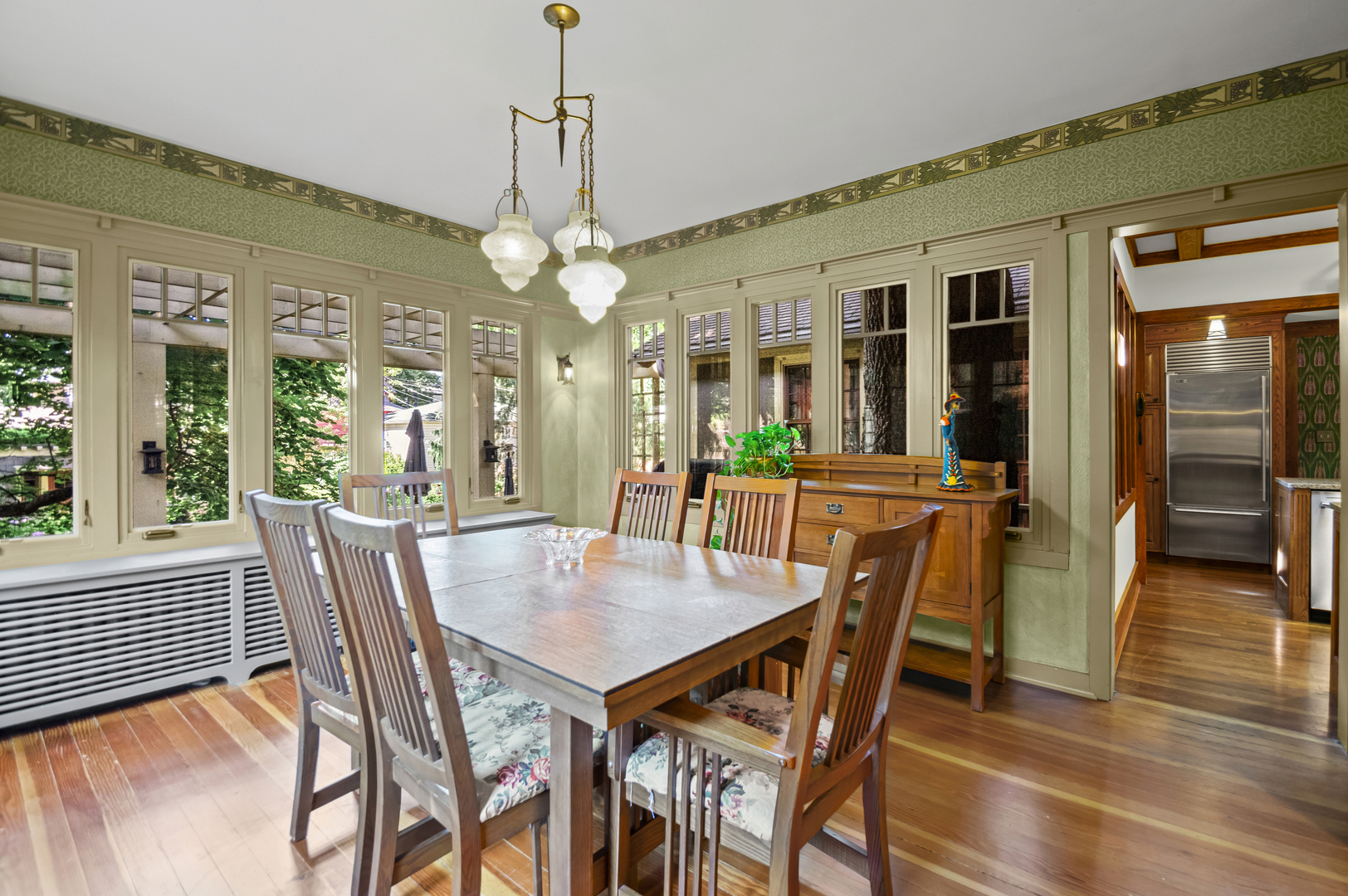 2111 W Greenleaf Avenue