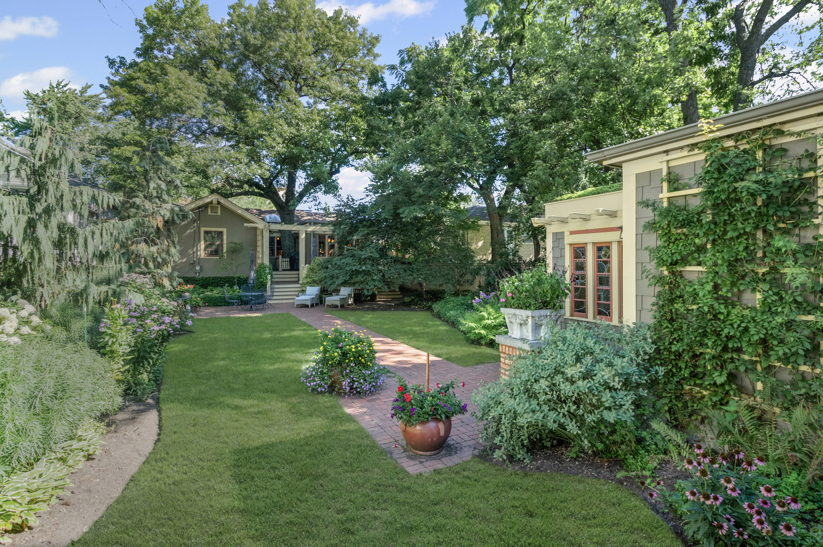 2111 W Greenleaf Avenue