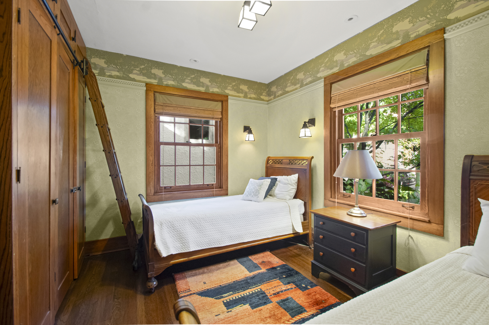 2111 W Greenleaf Avenue