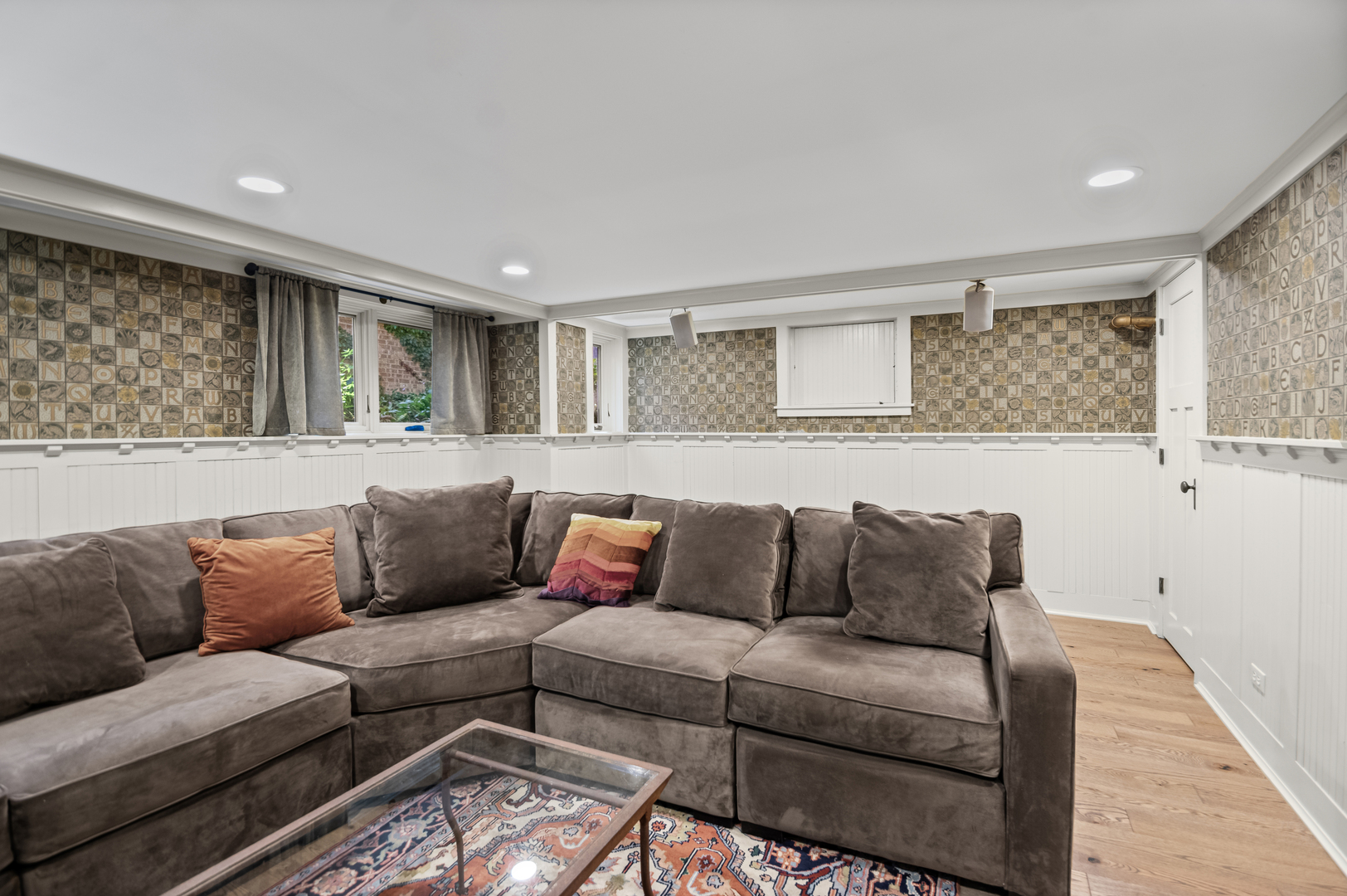 2111 W Greenleaf Avenue