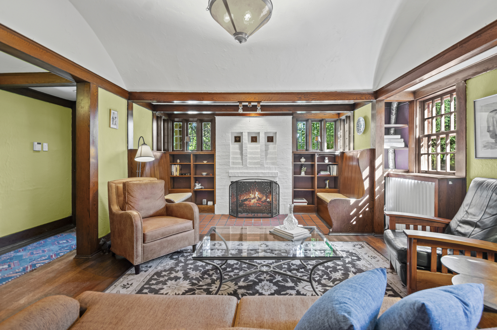 2111 W Greenleaf Avenue