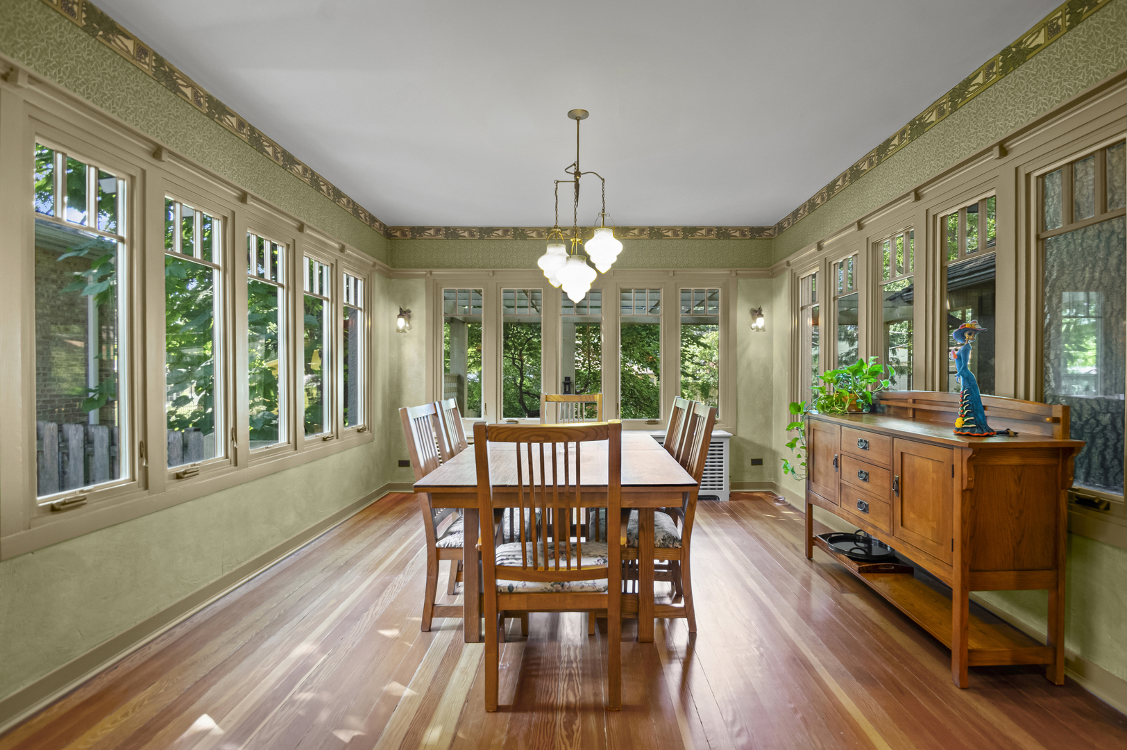 2111 W Greenleaf Avenue