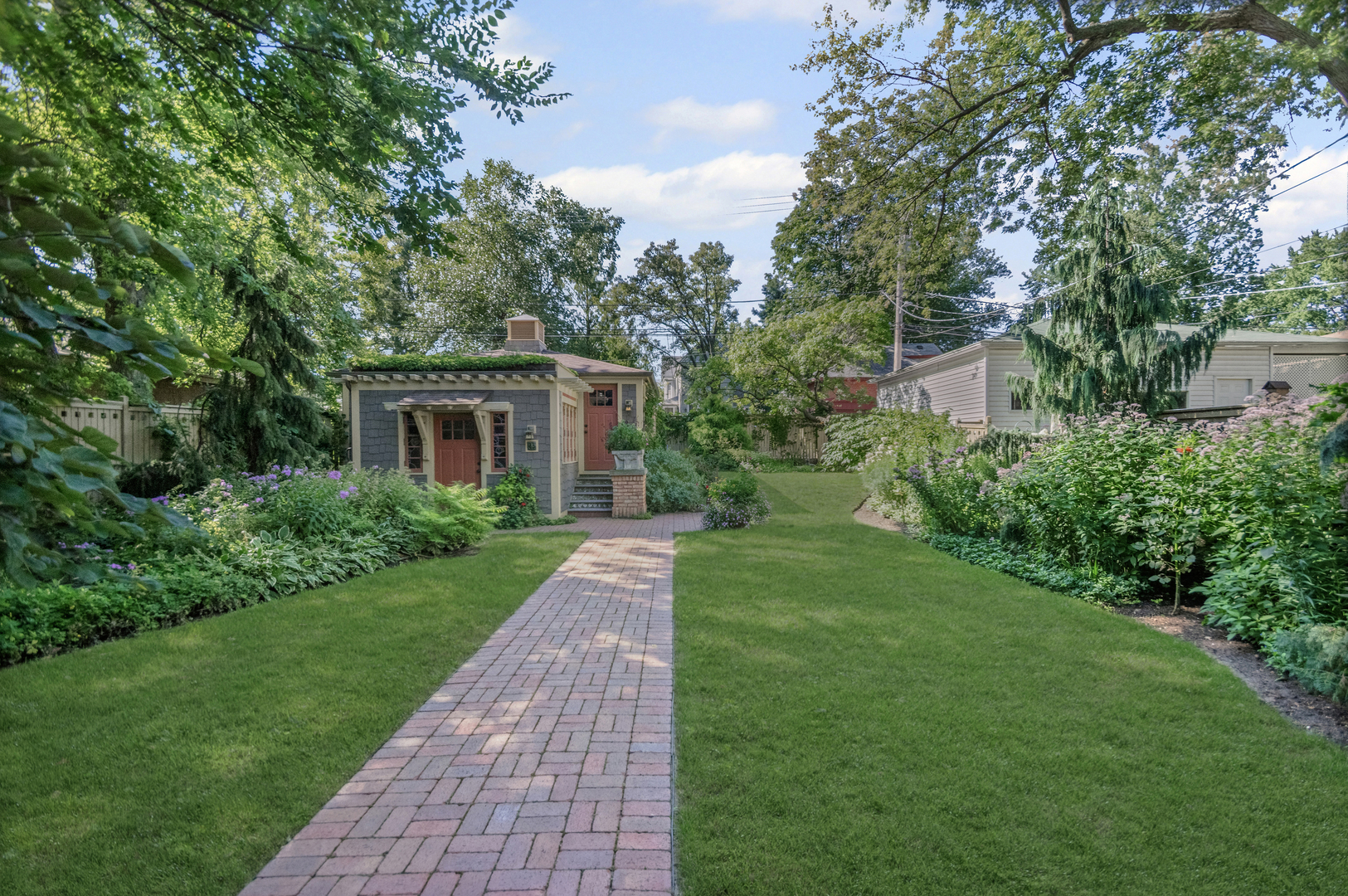 2111 W Greenleaf Avenue