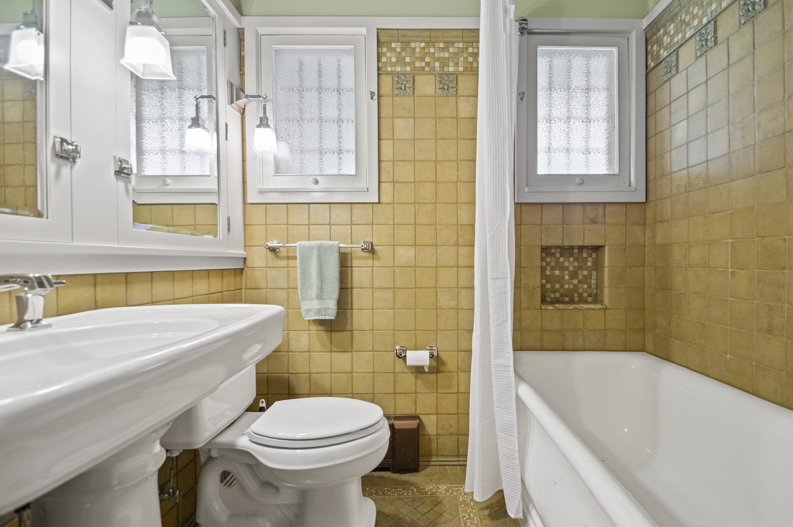 2111 W Greenleaf Avenue