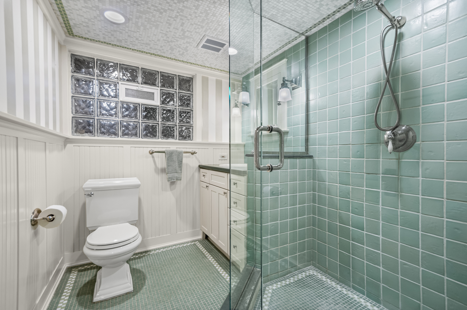 2111 W Greenleaf Avenue