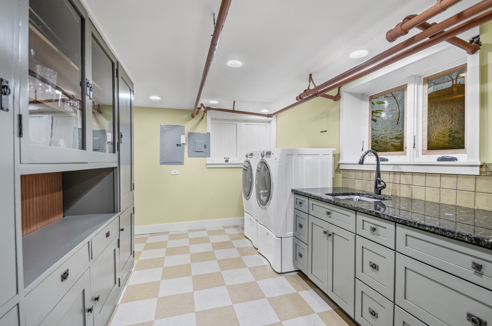 2111 W Greenleaf Avenue