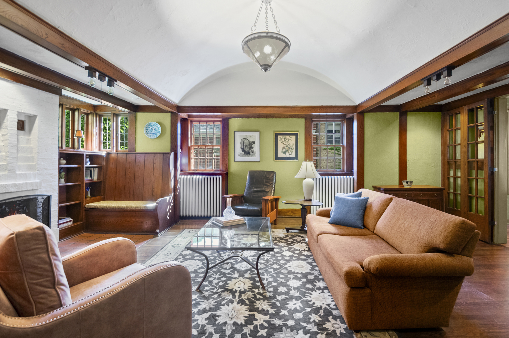 2111 W Greenleaf Avenue