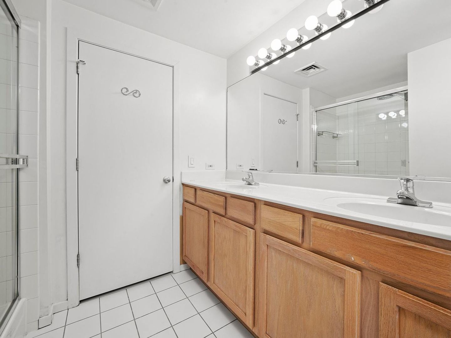 208 W Washington Street Unit: 1606