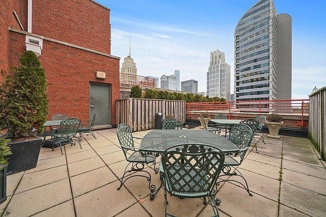 208 W Washington Street Unit: 1606