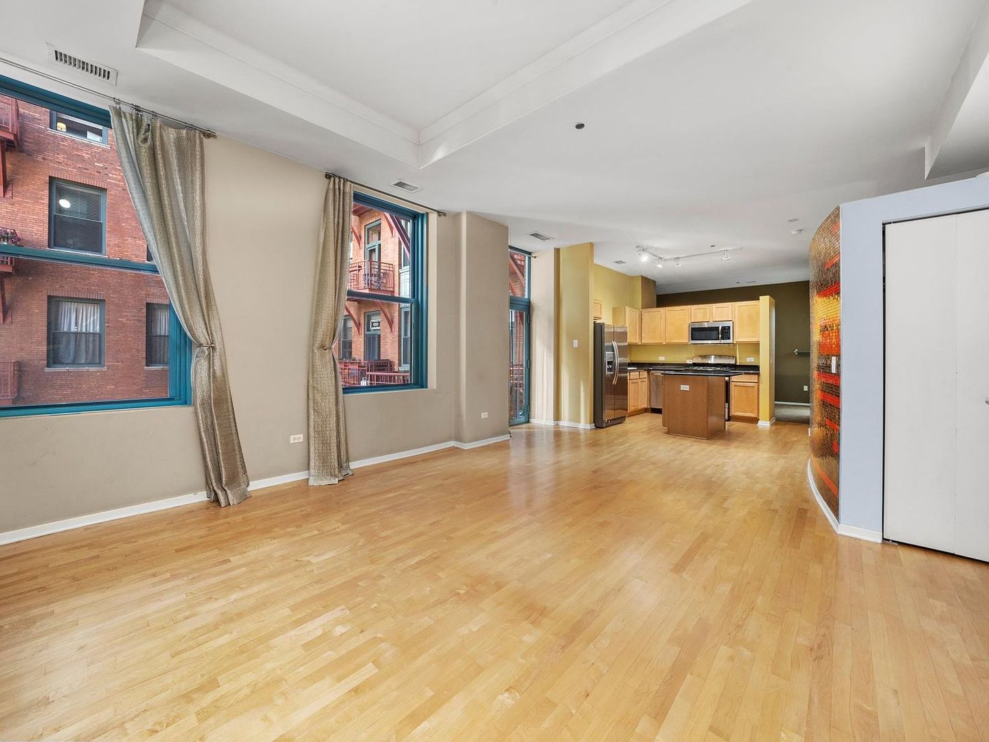 208 W Washington Street Unit: 1606
