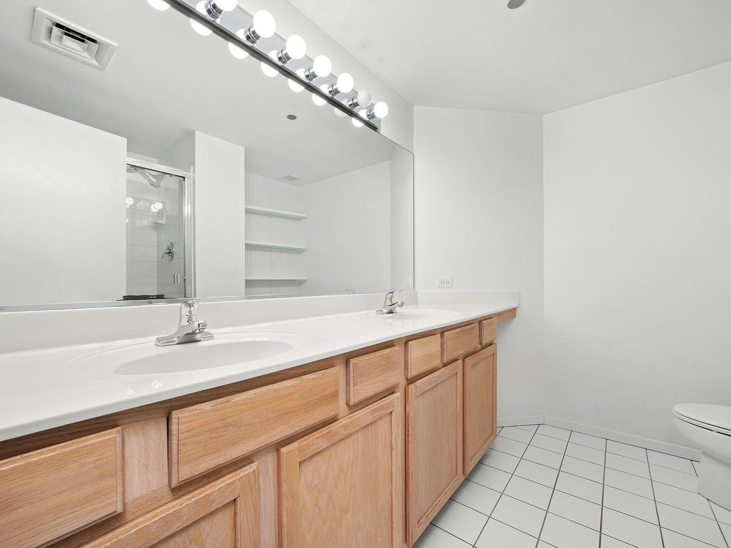 208 W Washington Street Unit: 1606