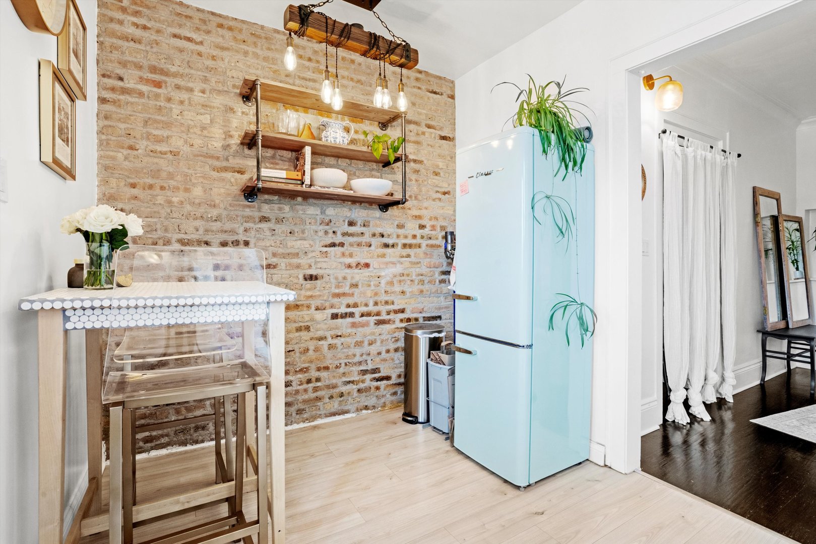 4006 W WELLINGTON Avenue Unit: 3