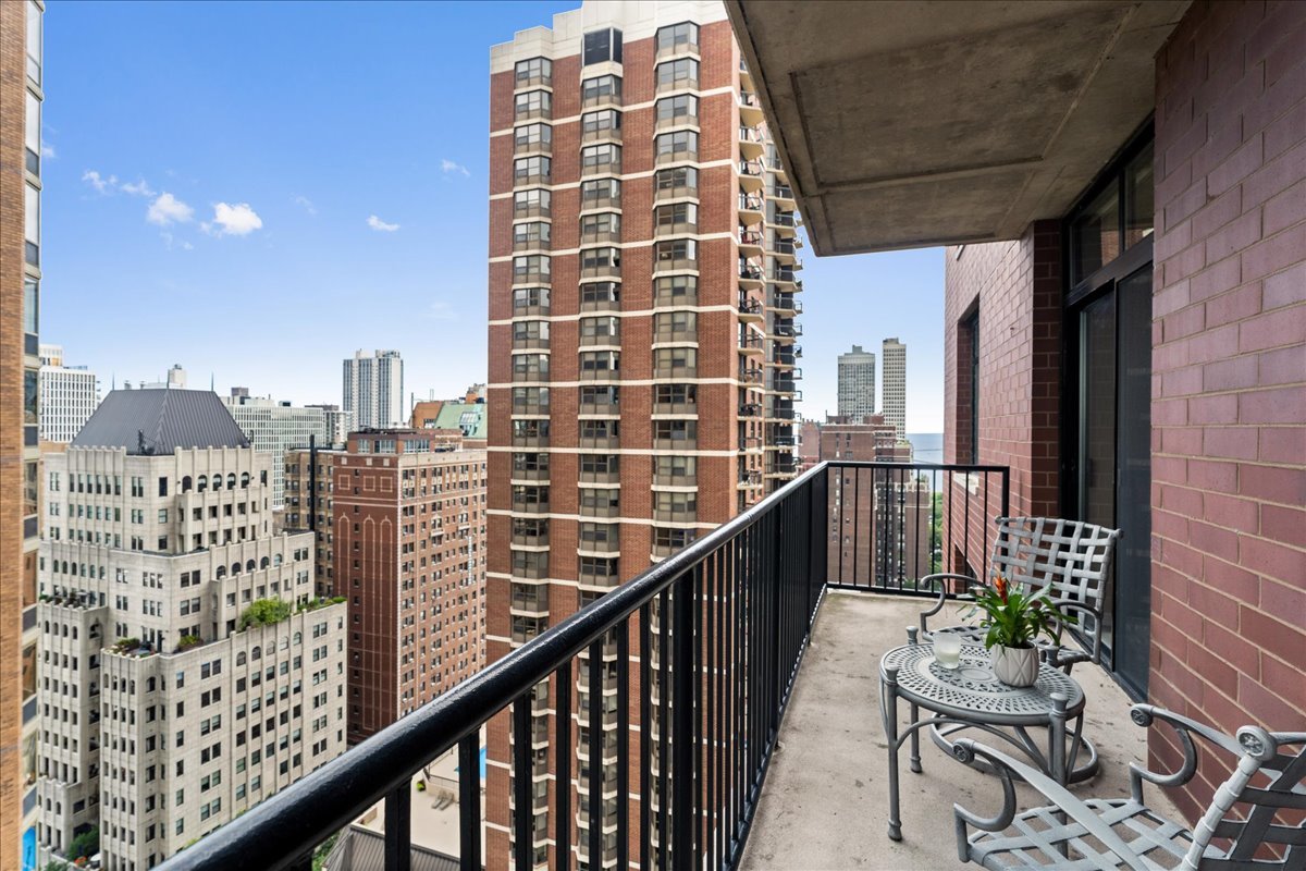 1122 N Dearborn Street Unit: 21H