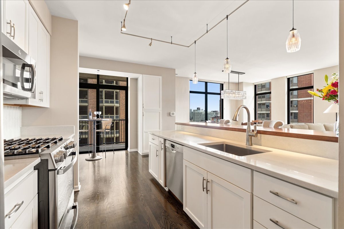 1122 N Dearborn Street Unit: 21H