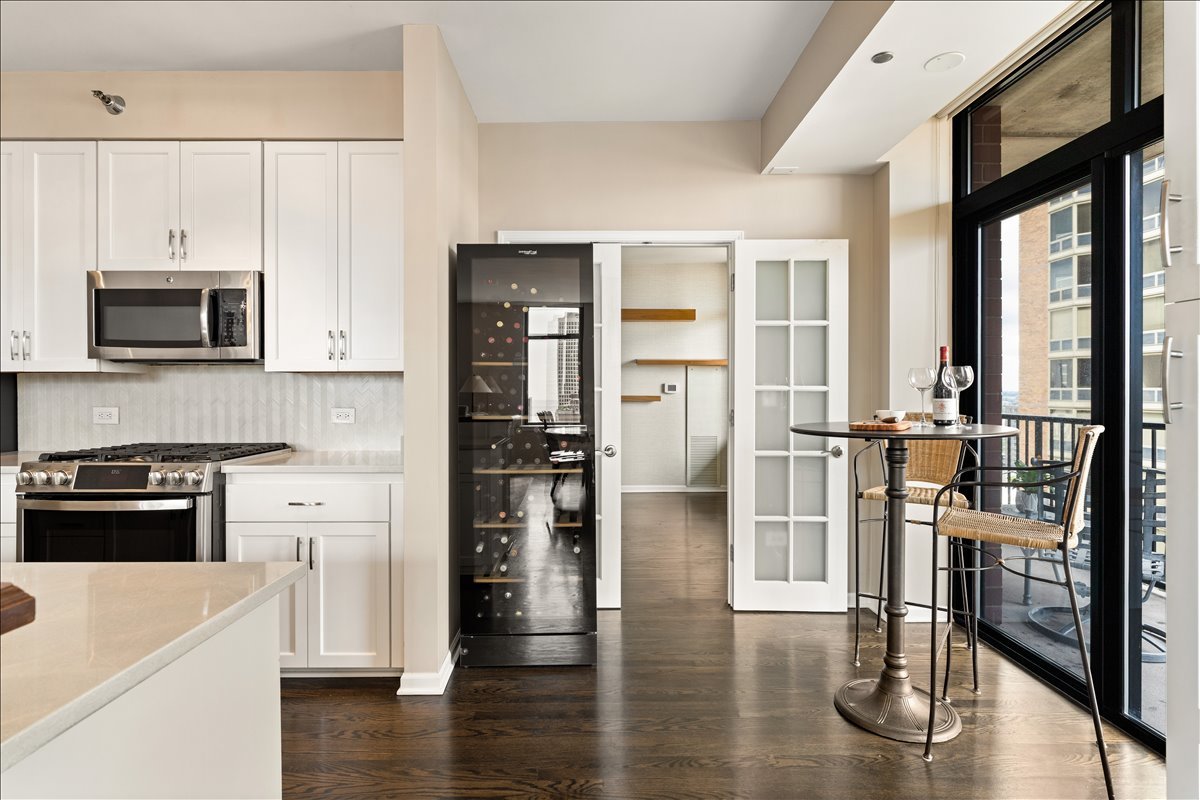 1122 N Dearborn Street Unit: 21H