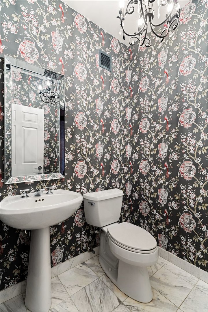 1122 N Dearborn Street Unit: 21H