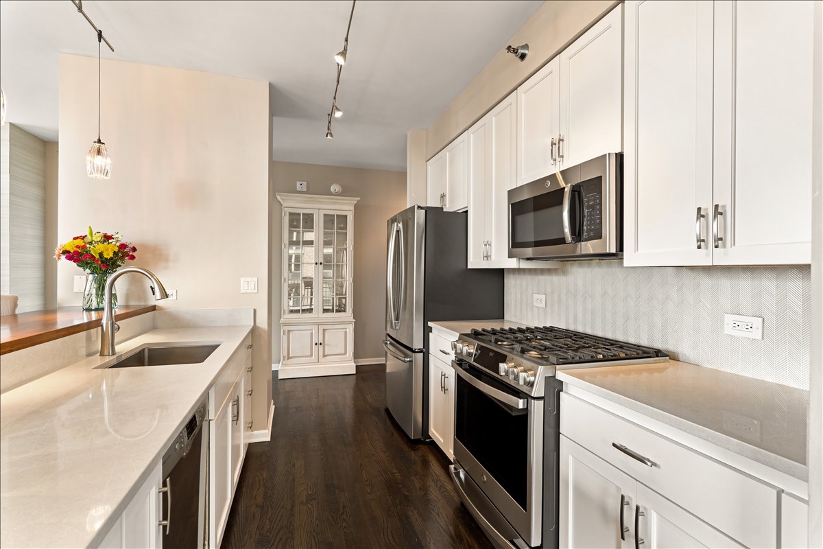 1122 N Dearborn Street Unit: 21H