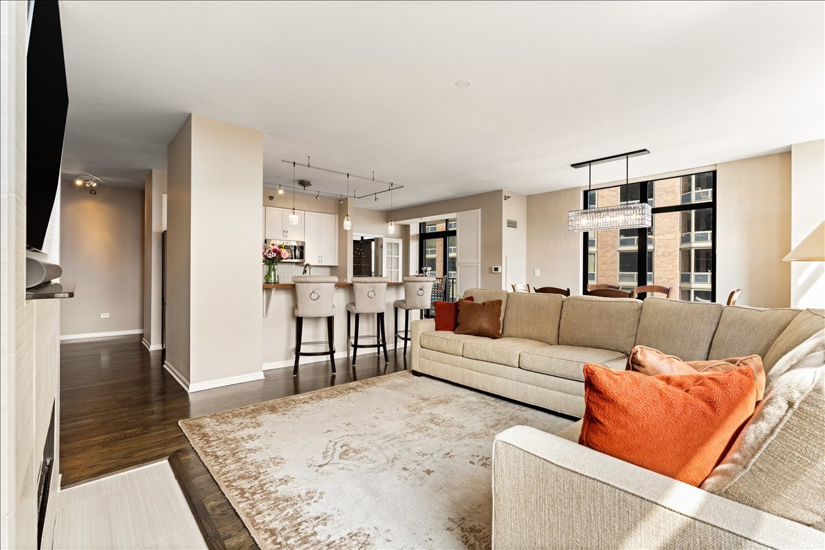 1122 N Dearborn Street Unit: 21H