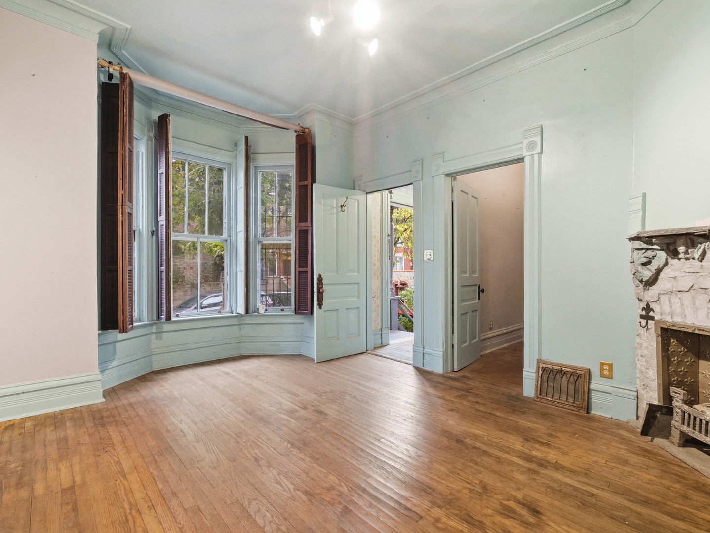 639 W Schubert Avenue