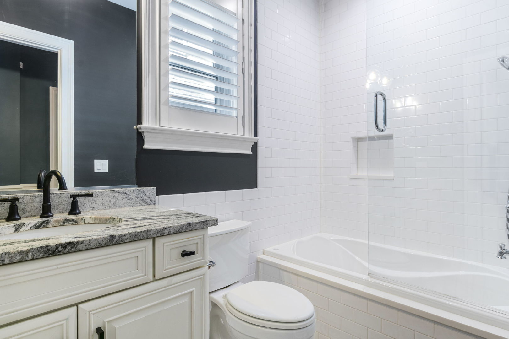 1833 W Addison Street Unit: 2