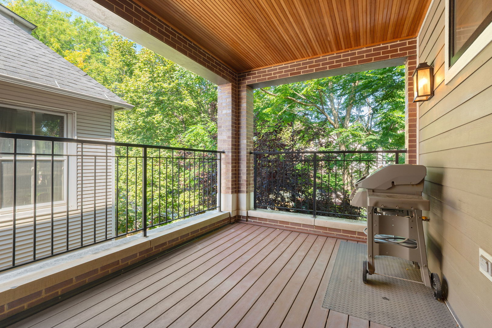 1833 W Addison Street Unit: 2