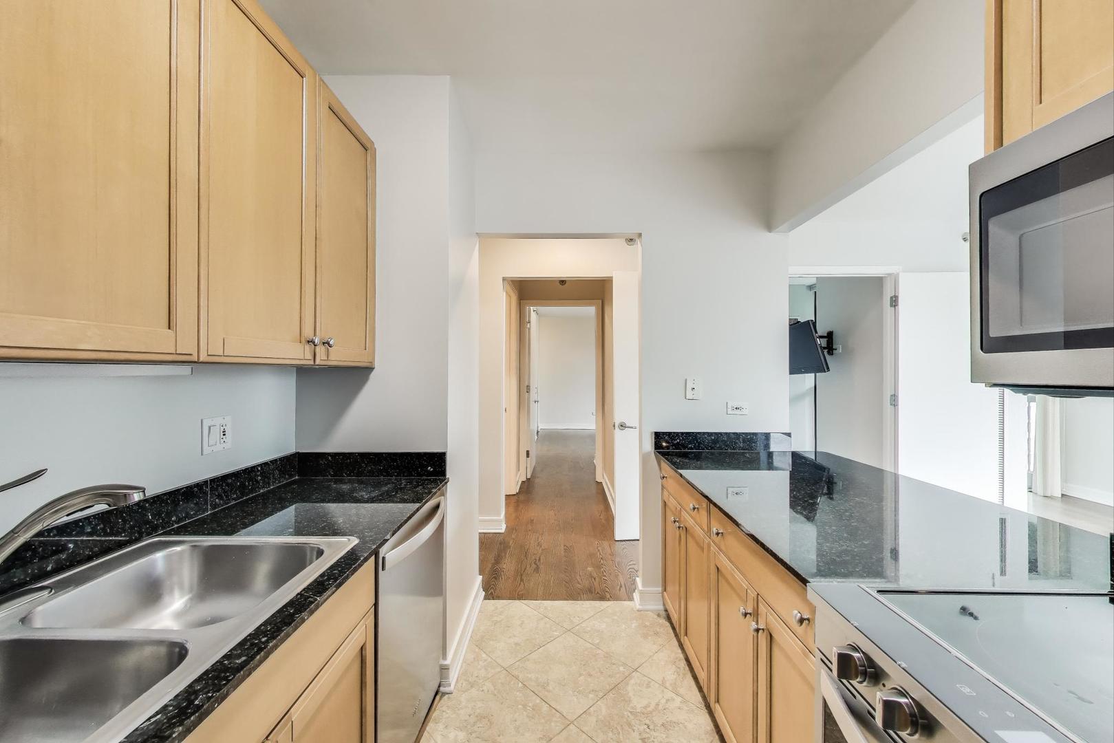 400 N LaSalle Street Unit: 2207