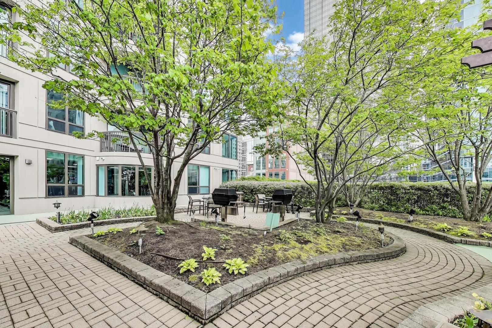 400 N LaSalle Street Unit: 2207
