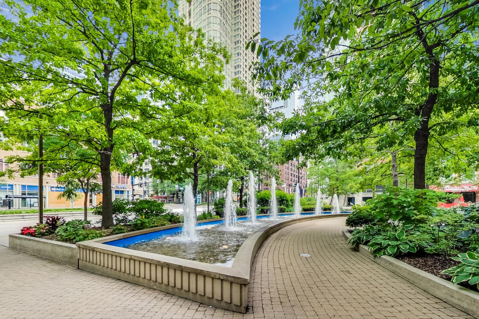 400 N LaSalle Street Unit: 2207