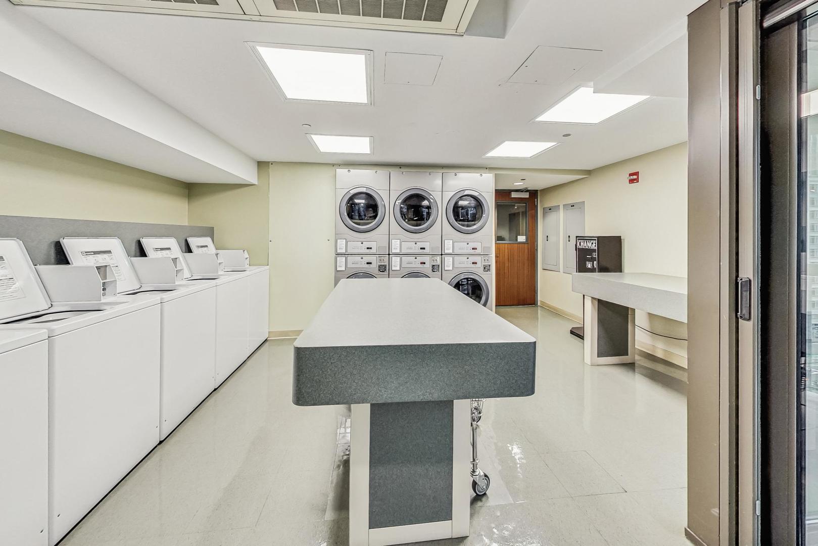 400 N LaSalle Street Unit: 2207