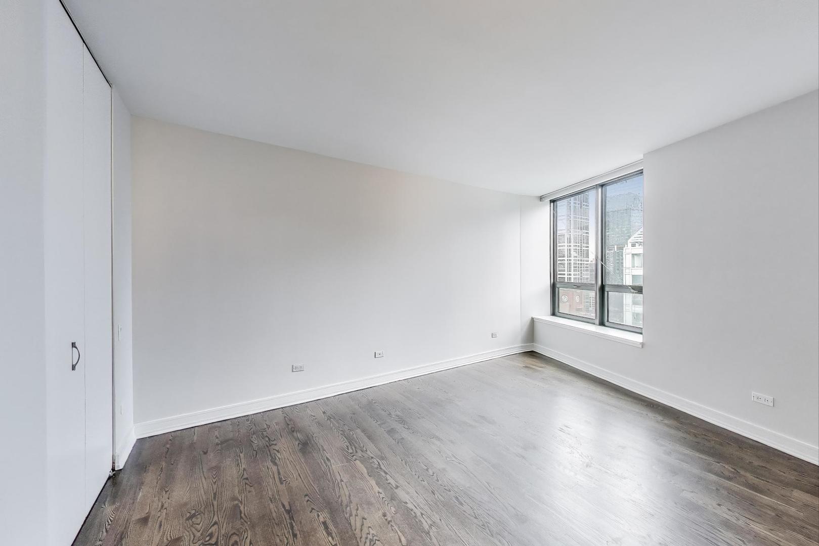 400 N LaSalle Street Unit: 2207