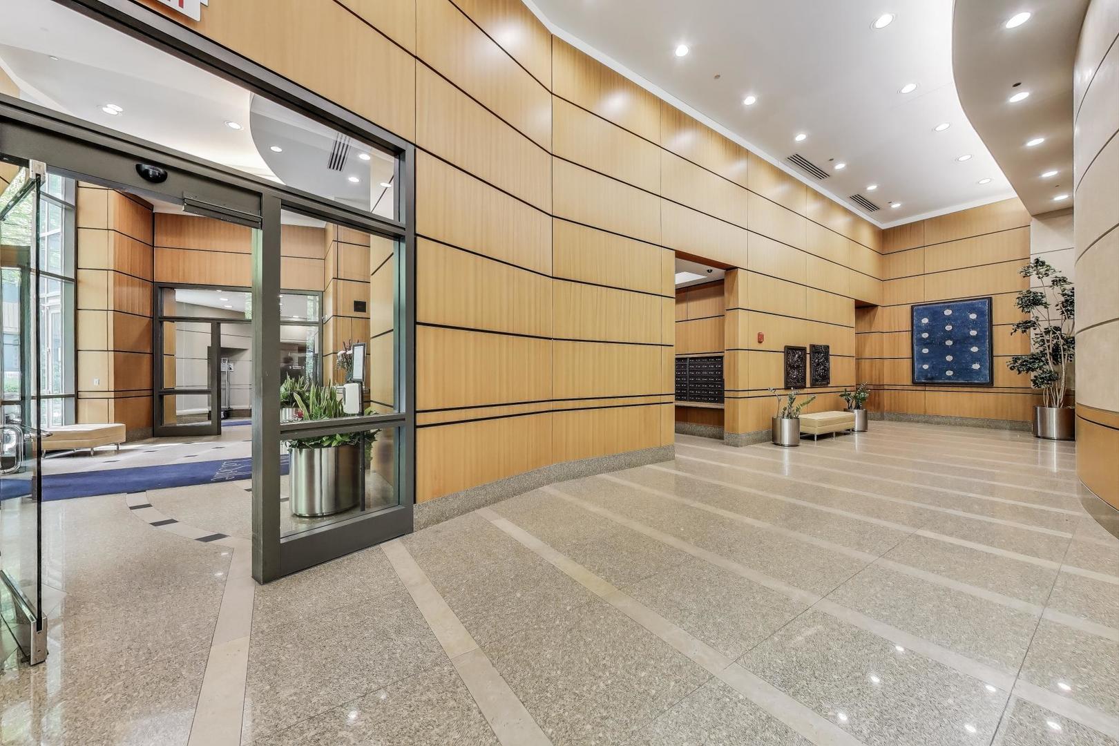 400 N LaSalle Street Unit: 2207