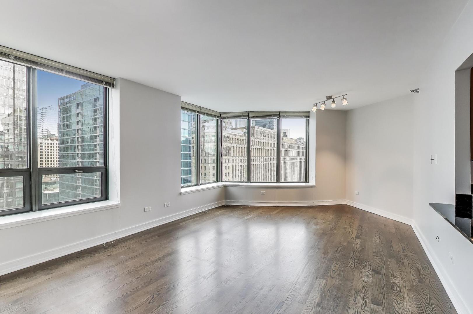 400 N LaSalle Street Unit: 2207