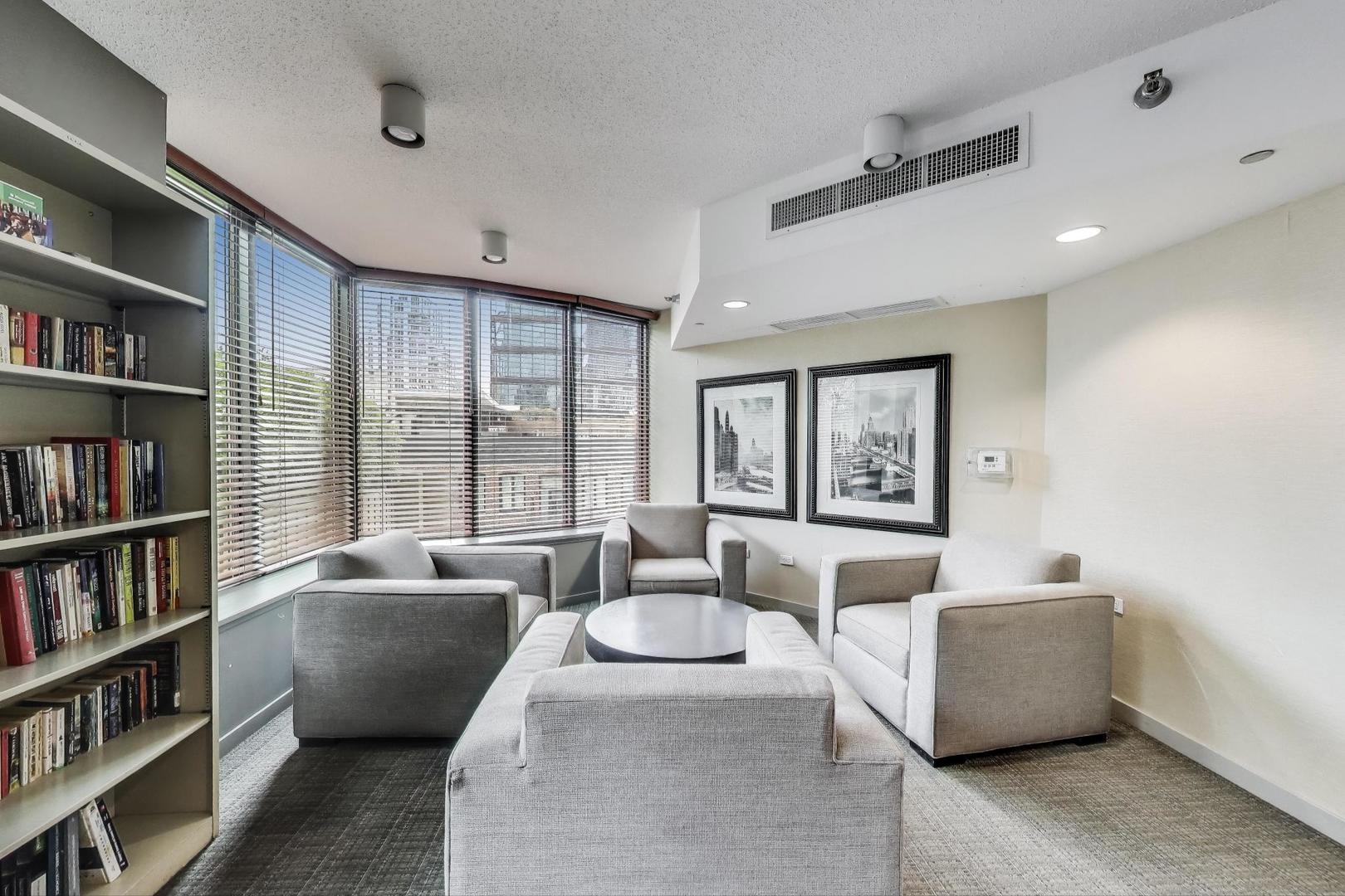 400 N LaSalle Street Unit: 2207