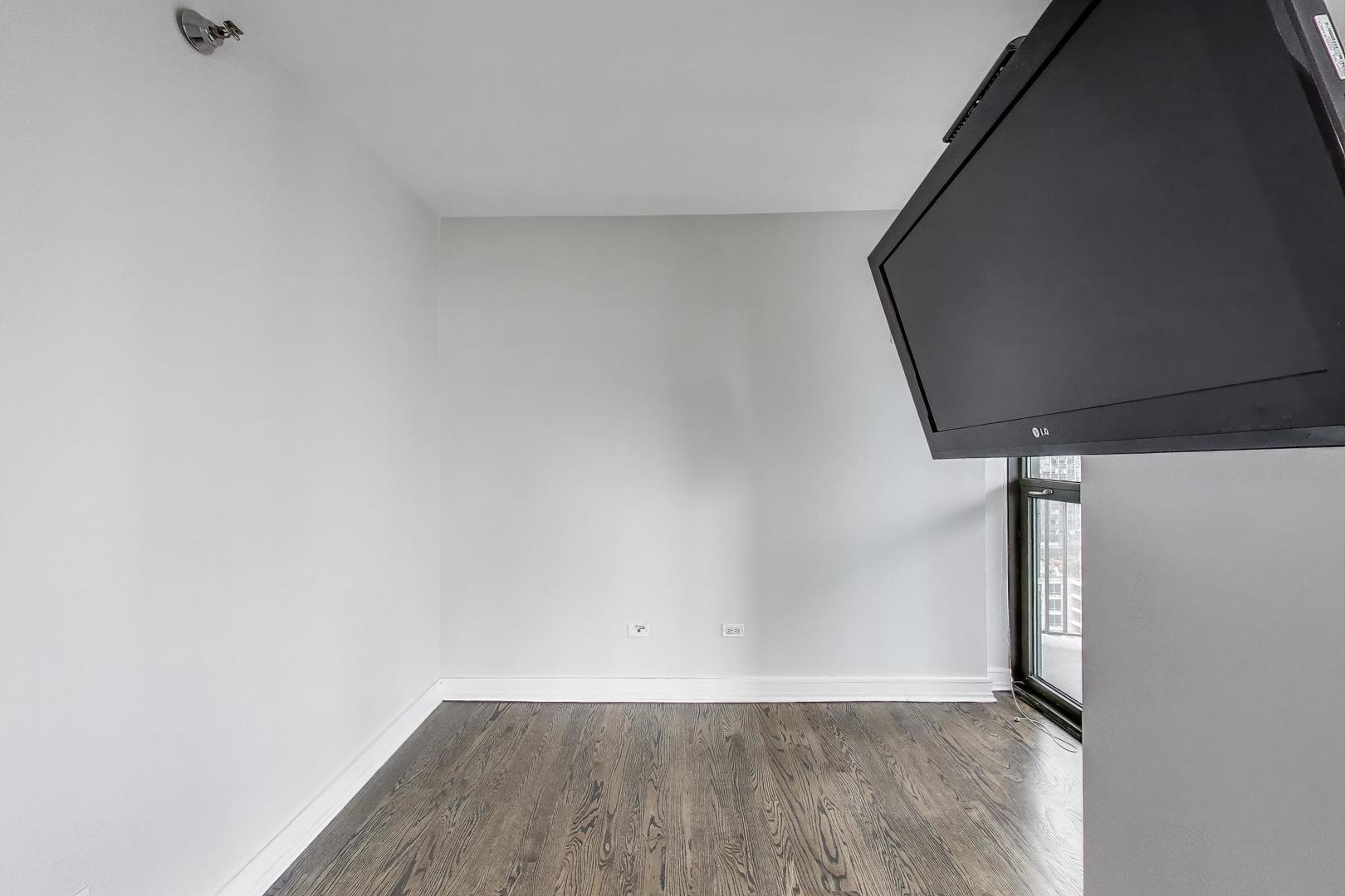 400 N LaSalle Street Unit: 2207