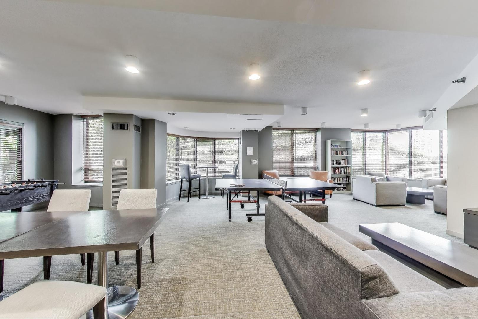 400 N LaSalle Street Unit: 2207