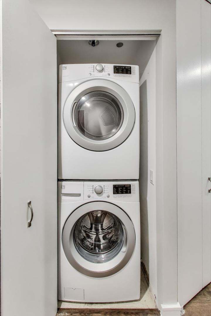 400 N LaSalle Street Unit: 2207