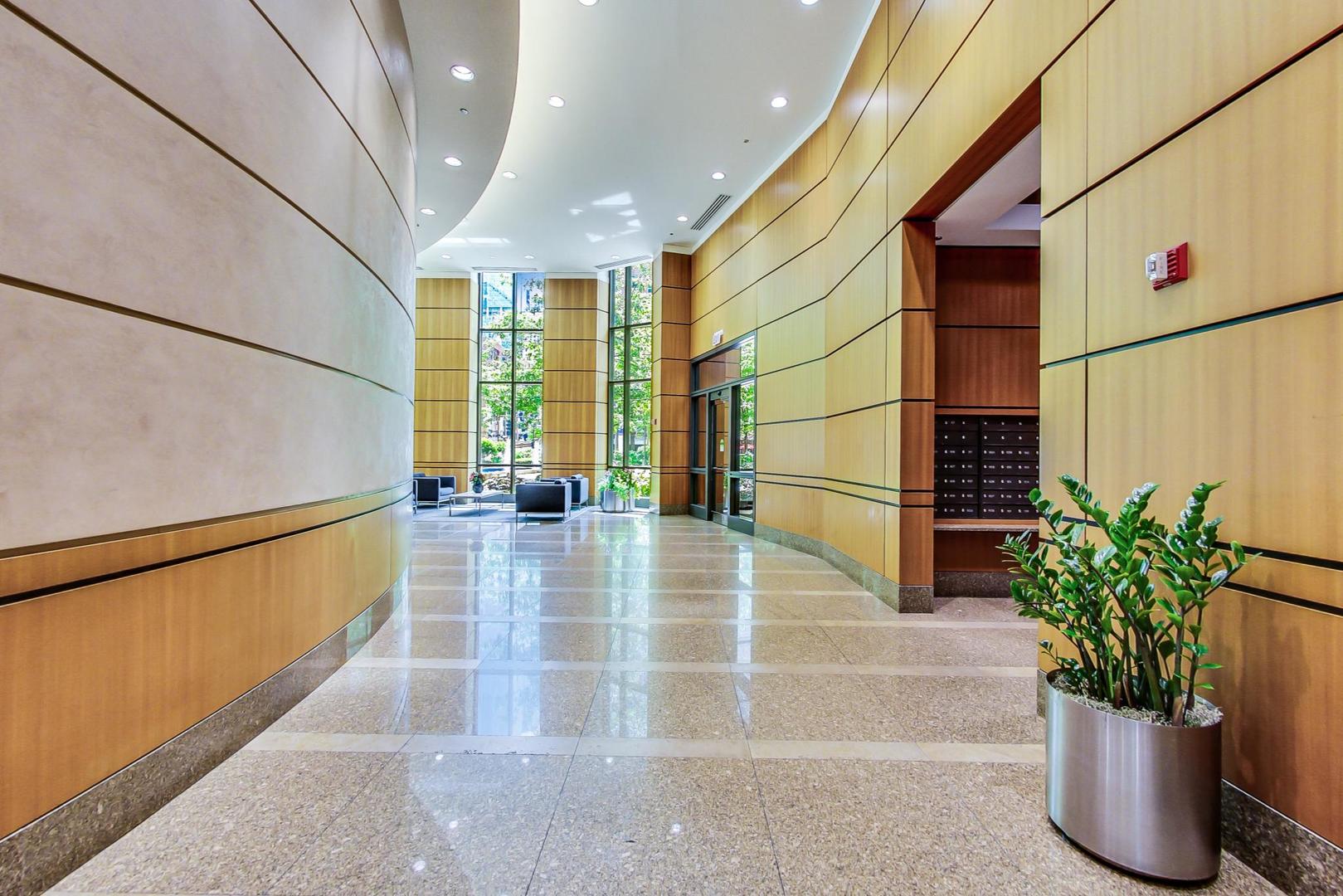 400 N LaSalle Street Unit: 2207