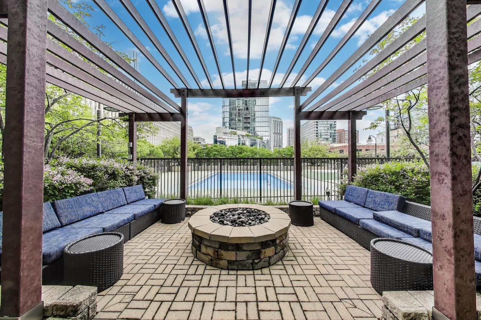 400 N LaSalle Street Unit: 2207