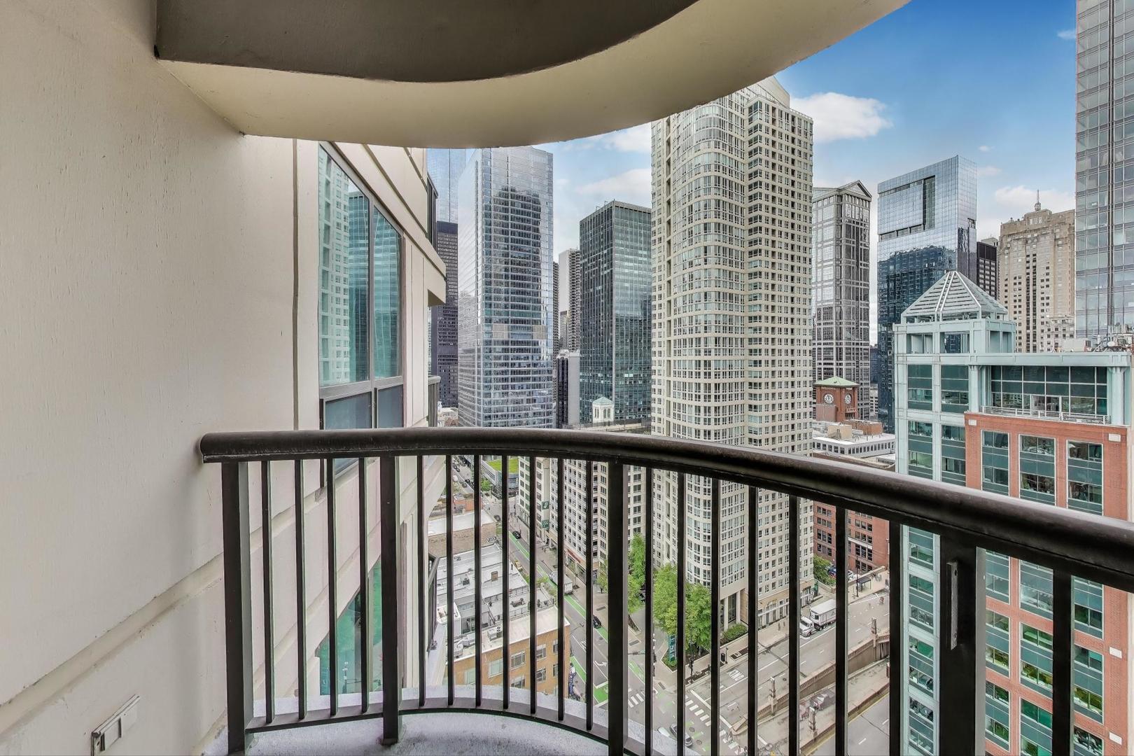 400 N LaSalle Street Unit: 2207