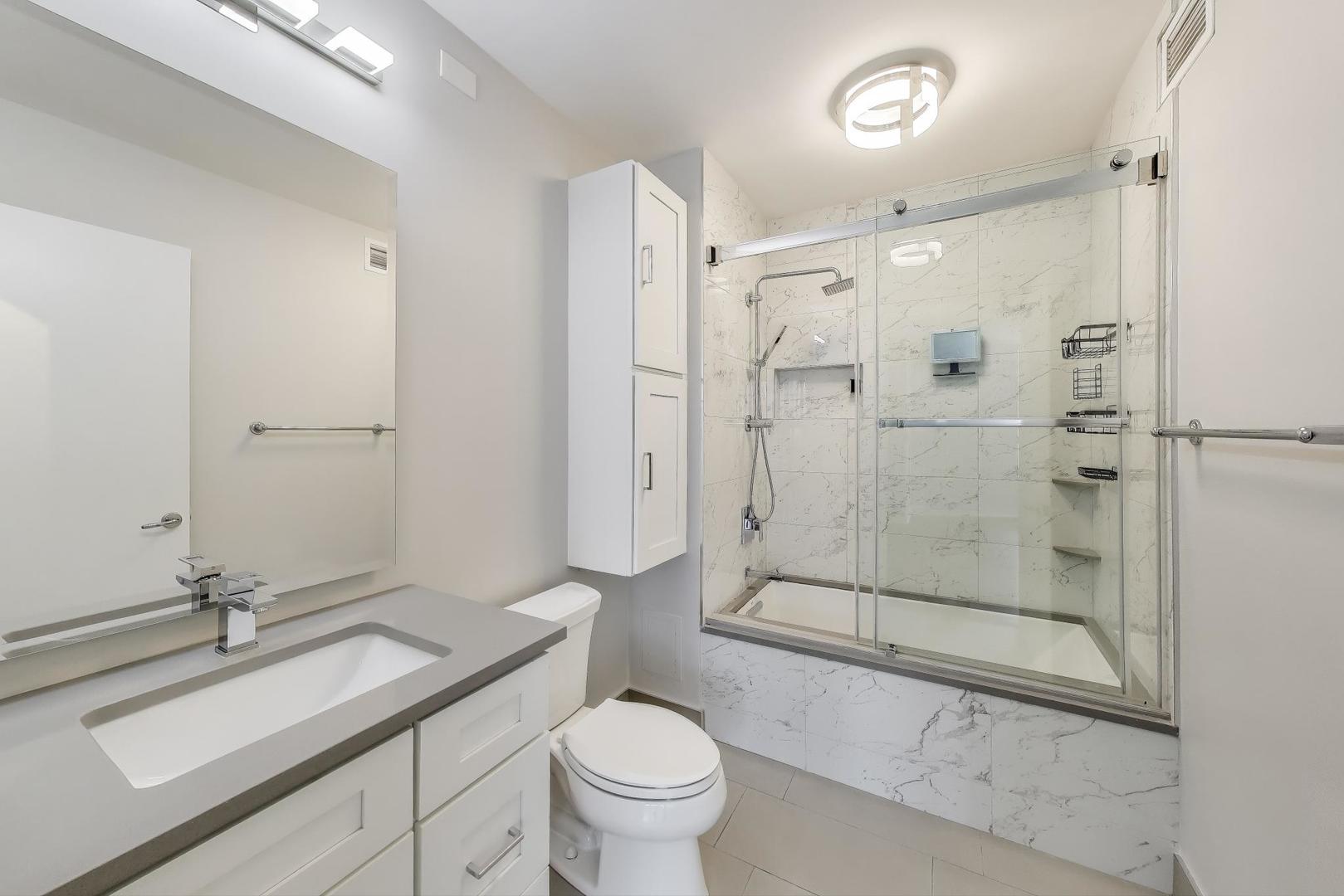 400 N LaSalle Street Unit: 2207