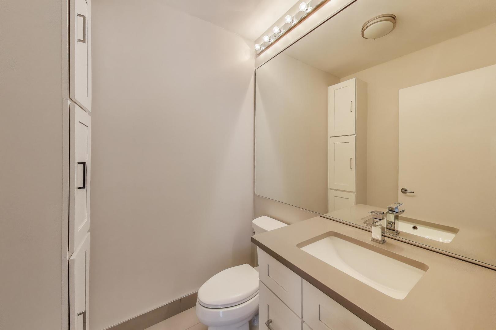 400 N LaSalle Street Unit: 2207