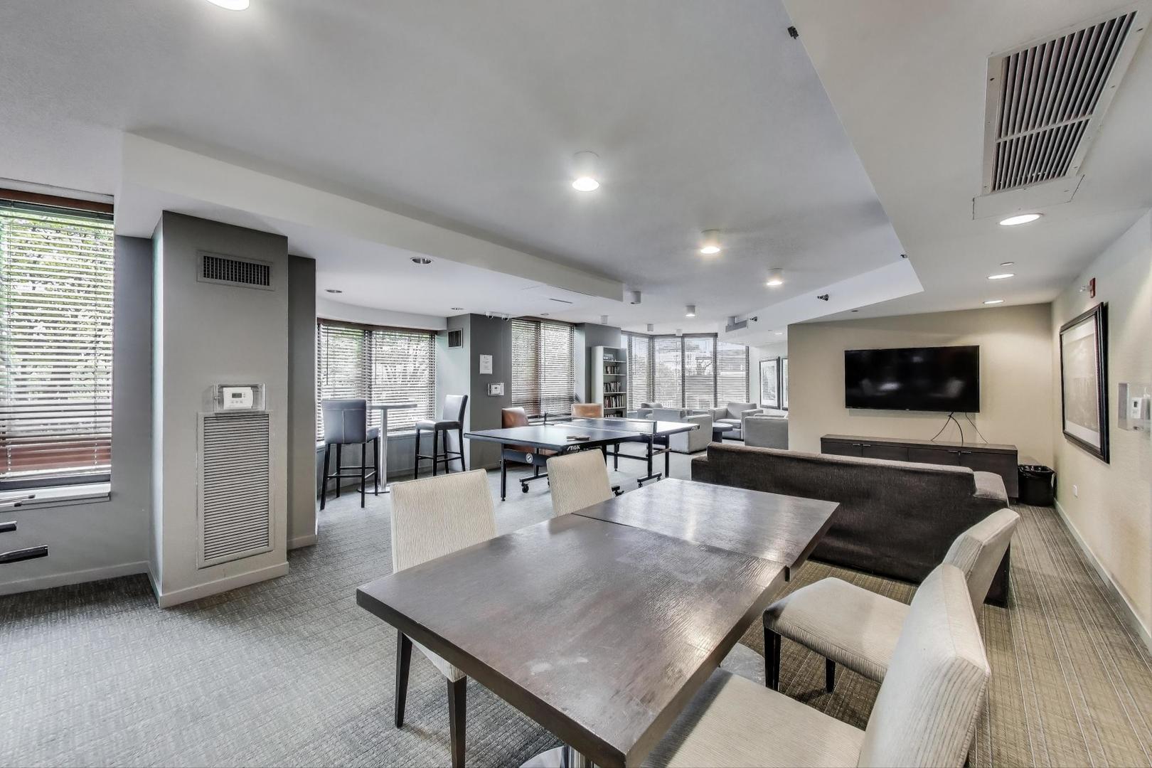 400 N LaSalle Street Unit: 2207