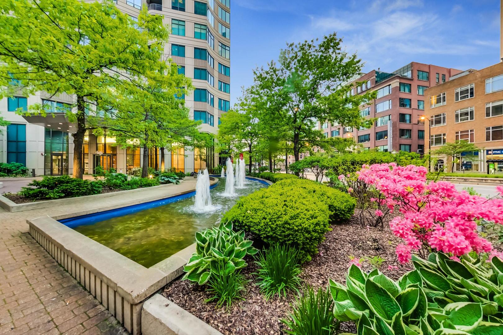 400 N LaSalle Street Unit: 2207