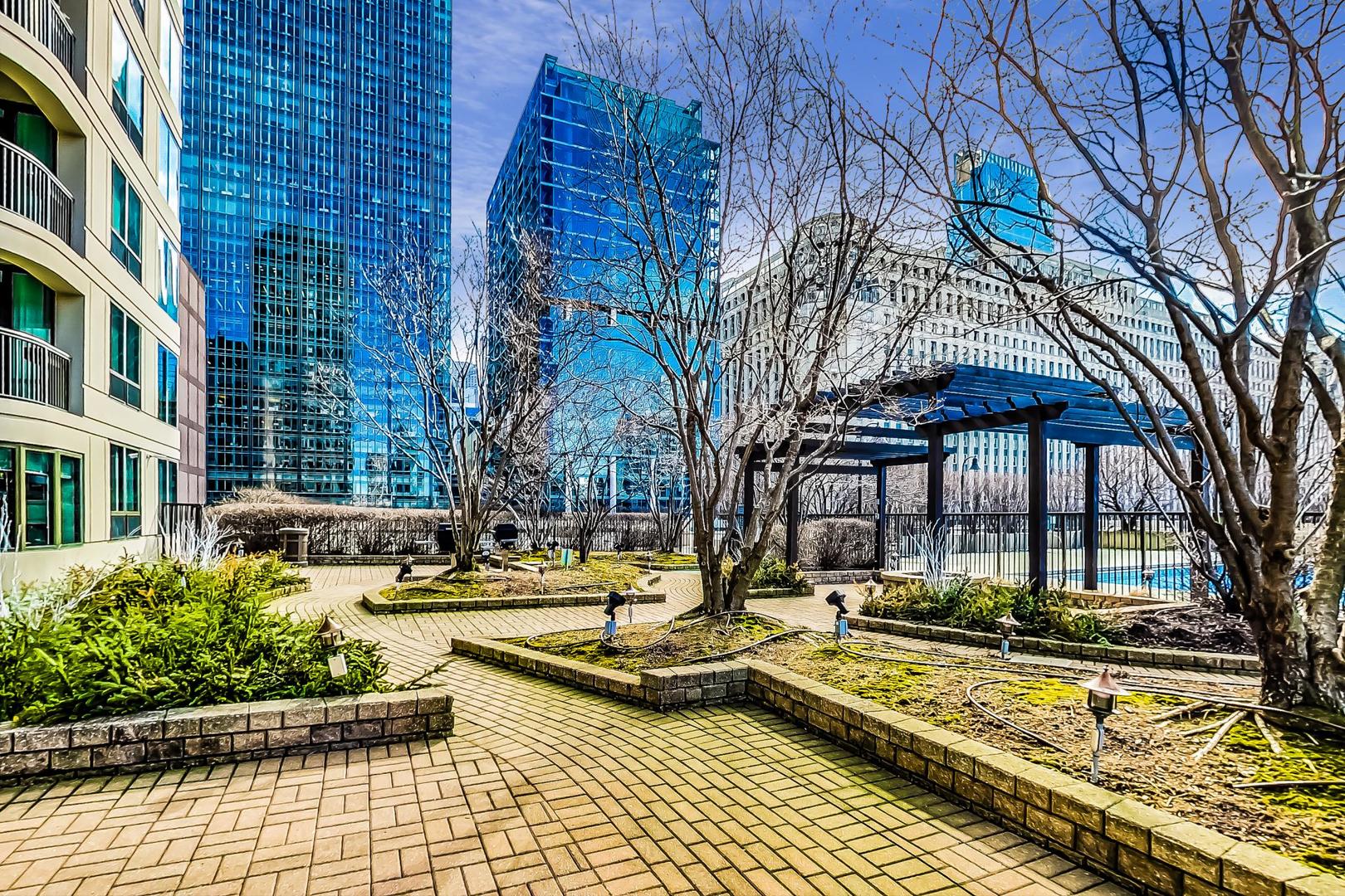 400 N LaSalle Street Unit: 2207