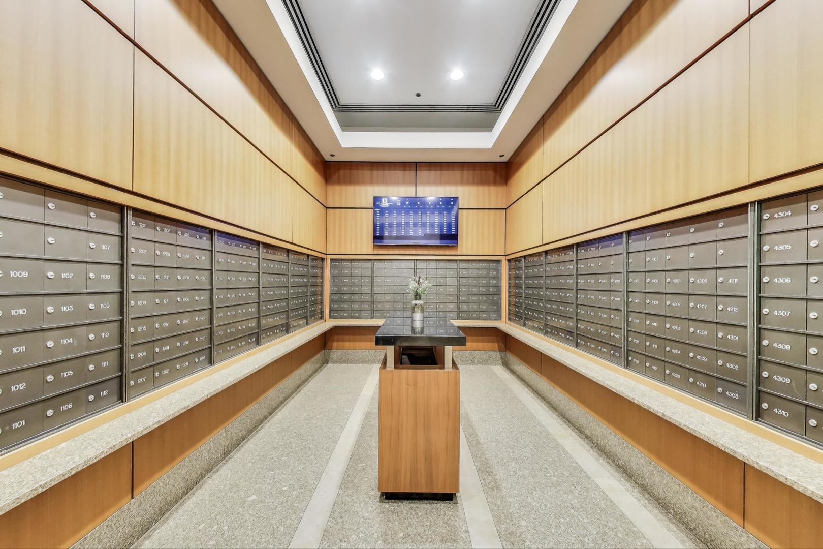 400 N LaSalle Street Unit: 2207