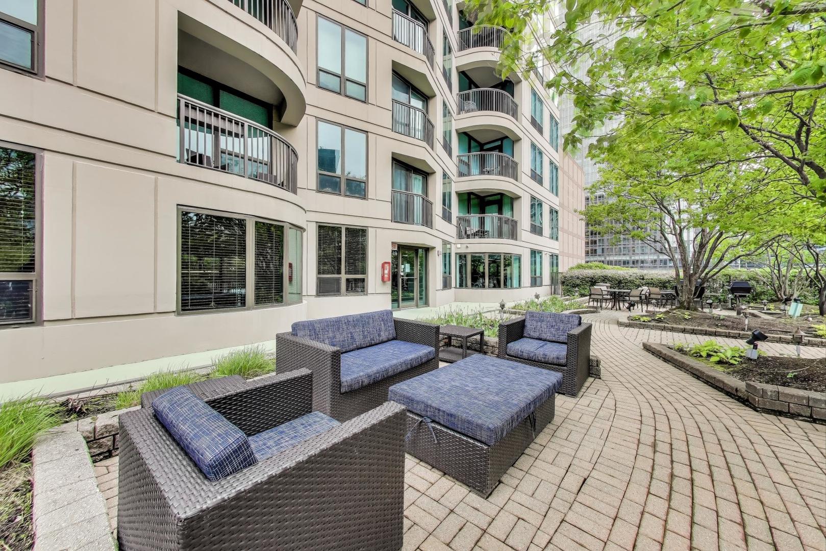 400 N LaSalle Street Unit: 2207